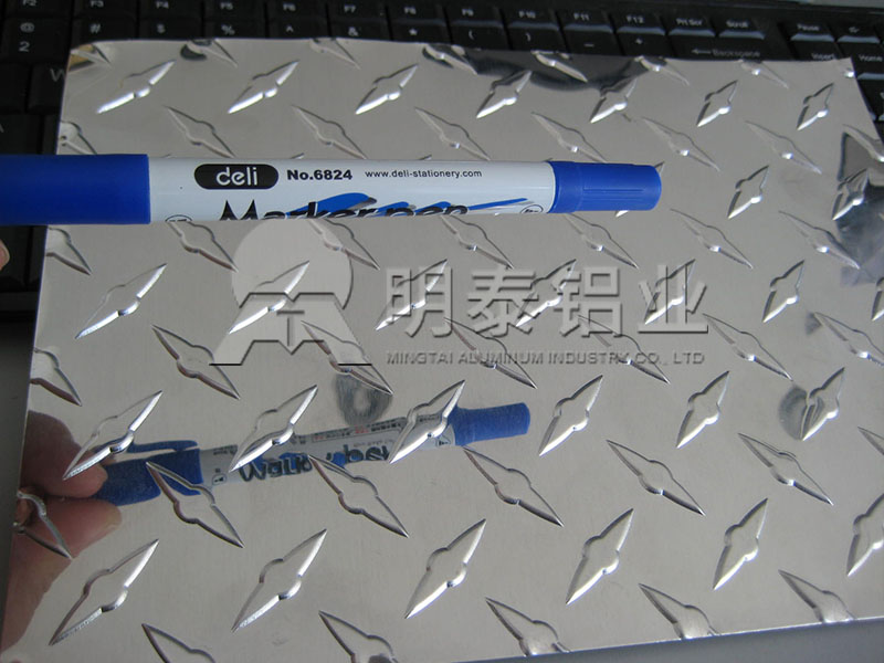 3003-H22花纹铝板_工具箱用指针型花纹铝板多少钱一吨？